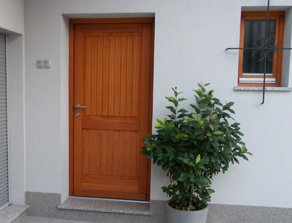 Nebeneingangstüren aus Holz